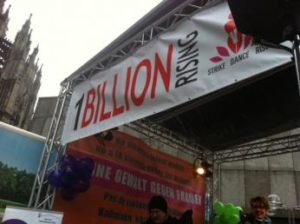 Die Land-Mama bei „One Million Rising“ auf der Kölner Domplatte