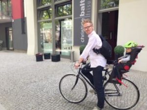 Das Fahrrad als Sinnbild für nicht lösbare Konflikte zwischen Mama und Papa