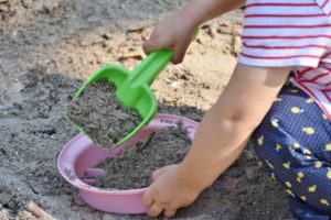 Szenen vom Spielplatz: „Aufpassen, Justus! Nein, den Stock darfst du nicht essen!“