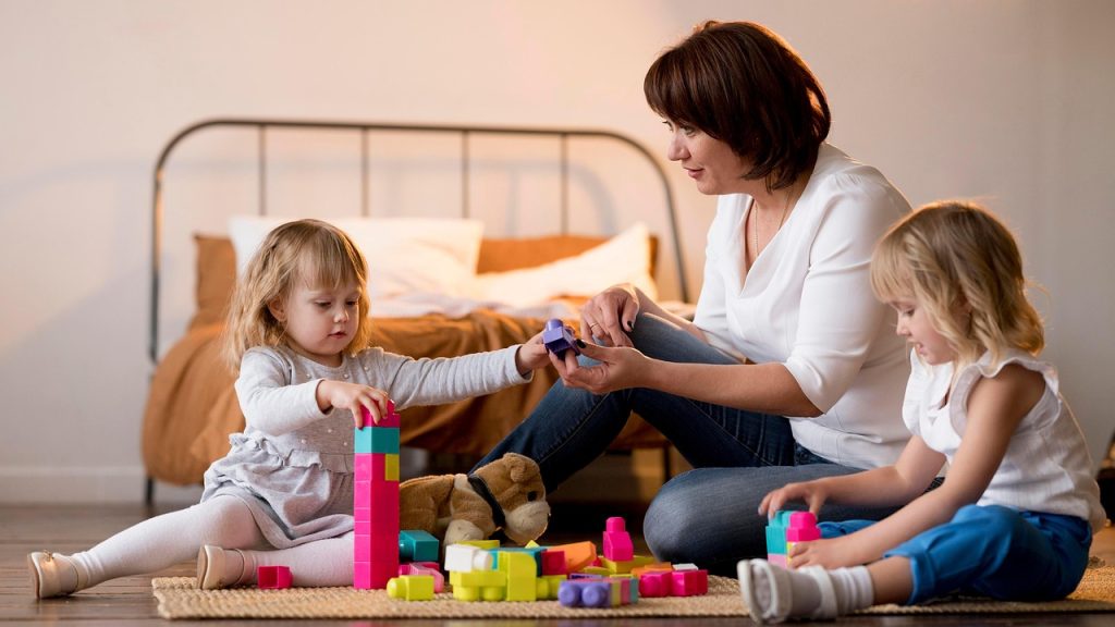 Mutter spielt mit Kindern